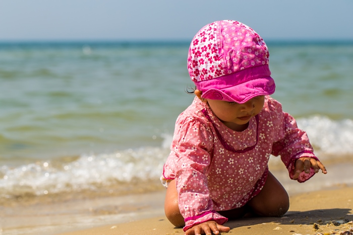 A fényvédelem a strandon különösen fontos kisgyermekeknek.