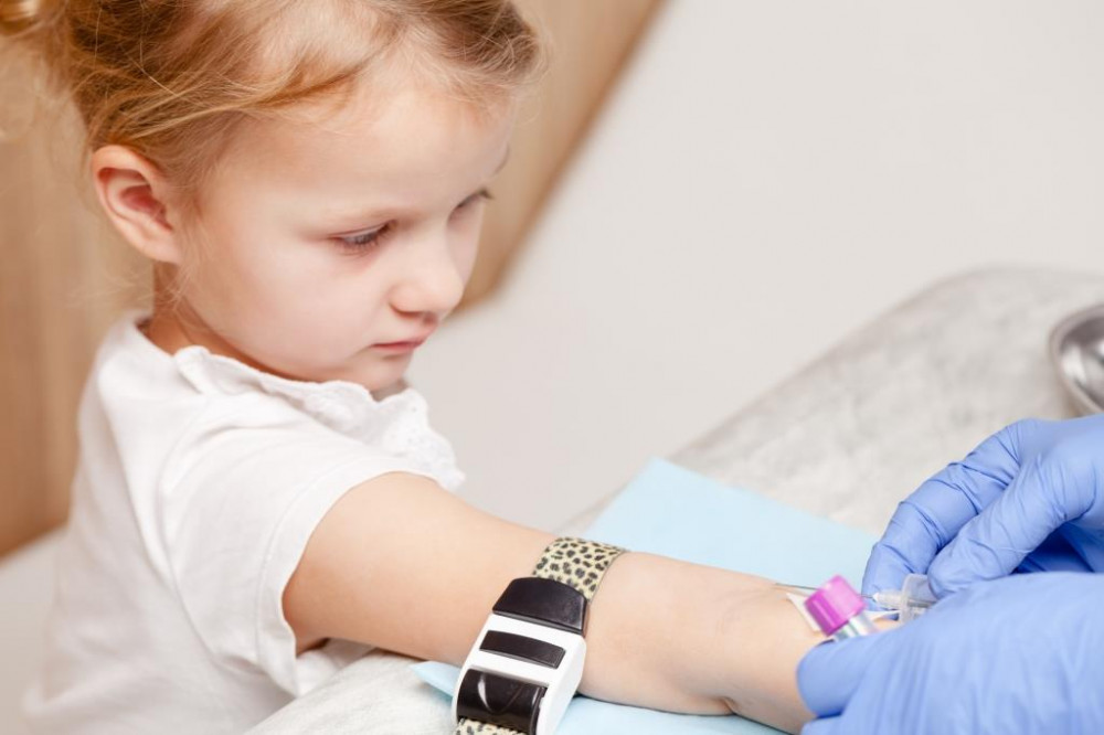 Vérvizsgálattal kiderülhet a gyermekkori cukorbetegség.